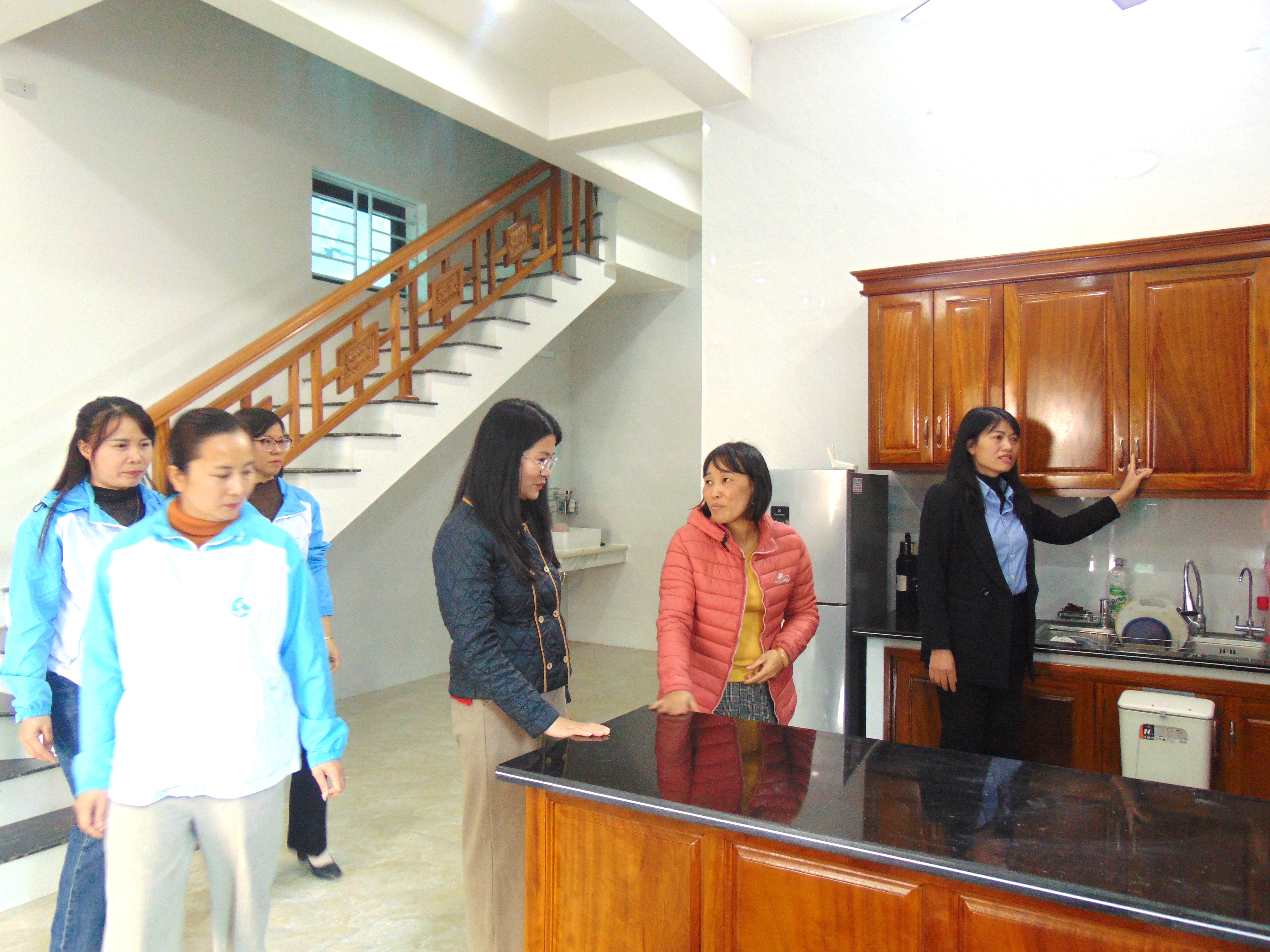 ​  Hội LHPN Hà Nội: Bàn giao Mái ấm tình thương cho hội viên phụ nữ có hoàn cảnh khó khăn - ảnh 11