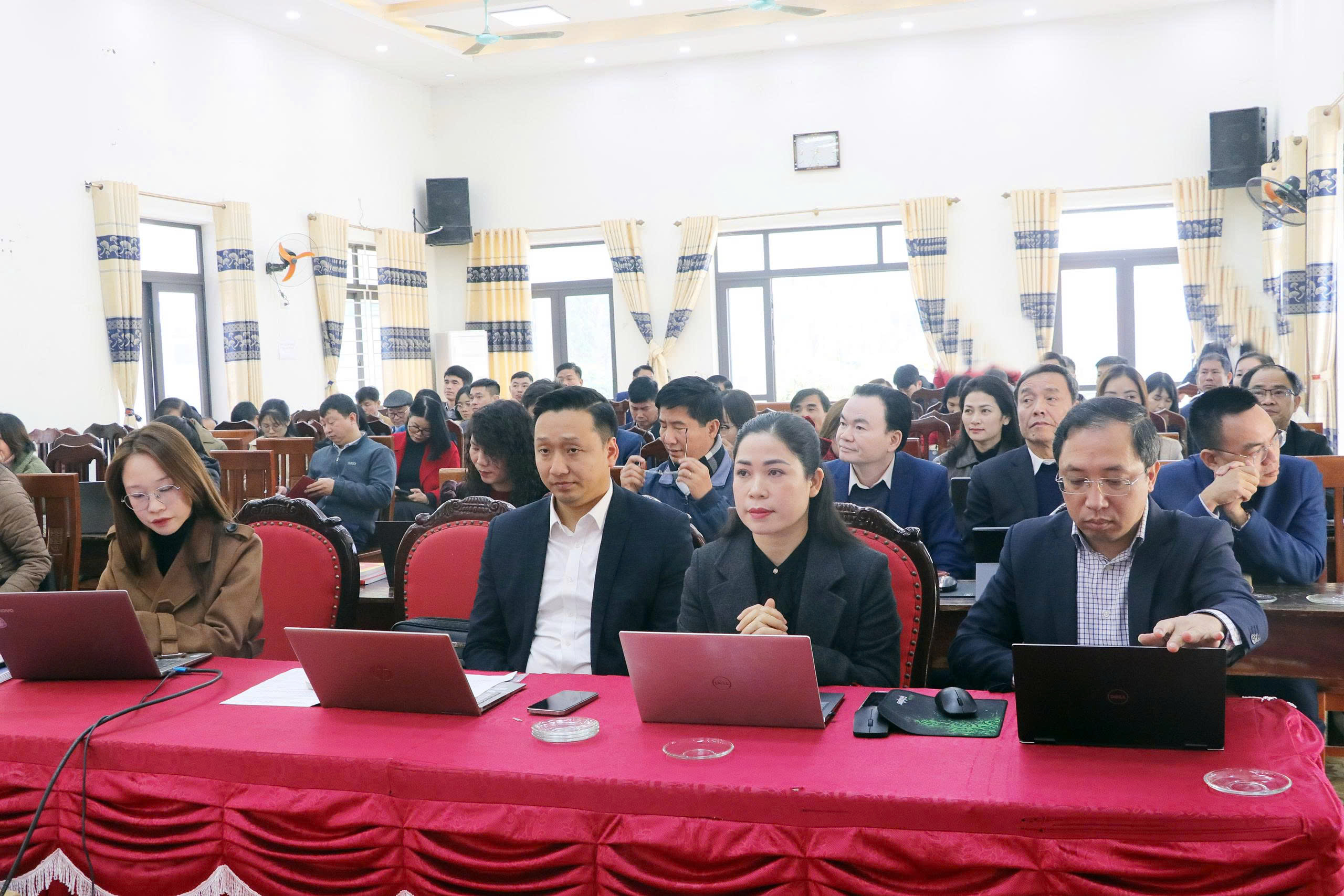 Xã Trần Phú tổ chức Hội nghị tập huấn, bồi dưỡng kỹ năng ứng dụng trí tuệ nhân tạo (AI) - ảnh 1