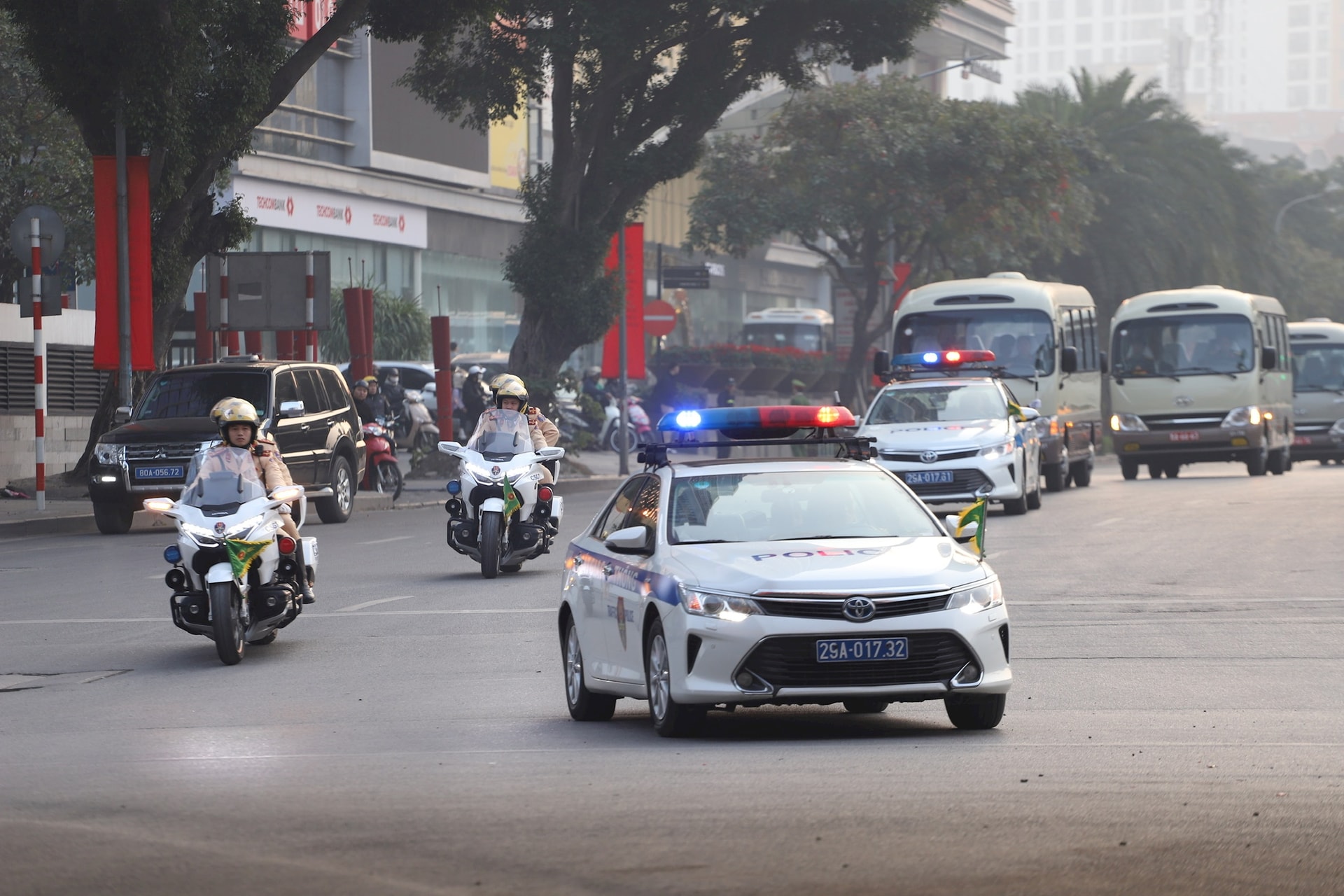 Công an thành phố Hà Nội tổ chức diễn tập phương án dẫn đoàn, xếp xe phục vụ Đại hội XIV - ảnh 1