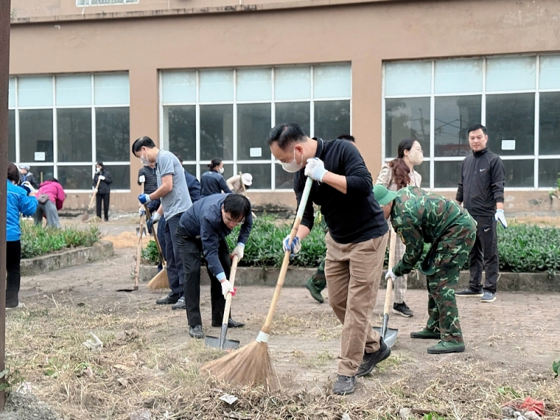 Các xã, phường Hà Nội trang hoàng cờ hoa, ra quân vệ sinh môi trường chào mừng Đại hội Đảng XIV - ảnh 3