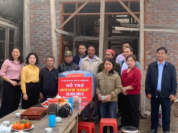 Xã Phượng Dực trao 06 nhà Đại đoàn kết chào mừng Đại hội Đại biểu toàn quốc lần thứ XIV - ảnh 2