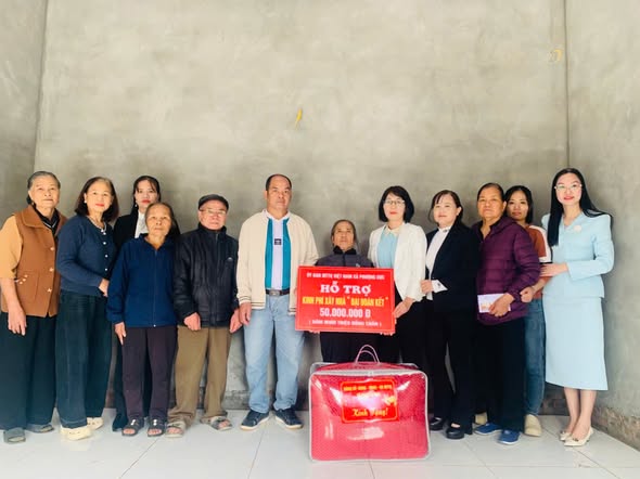 Xã Phượng Dực trao 06 nhà Đại đoàn kết chào mừng Đại hội Đại biểu toàn quốc lần thứ XIV - ảnh 1