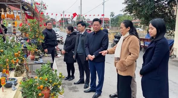 Ủy ban MTTQ Việt Nam xã Phúc Thọ gắn biển mô hình “Ngõ xóm văn minh – Đoàn kết”  ​ - ảnh 3