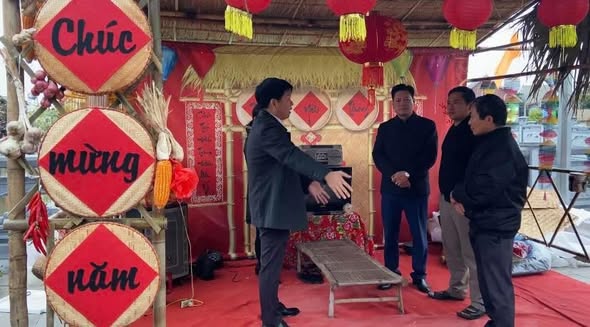 Ủy ban MTTQ Việt Nam xã Phúc Thọ gắn biển mô hình “Ngõ xóm văn minh – Đoàn kết”  ​ - ảnh 2