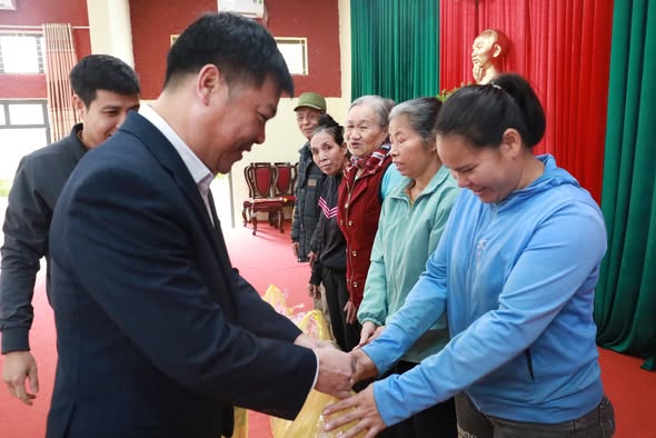 Xã Minh Châu trao quà Tết cho hộ cận nghèo - lan tỏa nghĩa tình Tết Bính Ngọ 2026 - ảnh 2