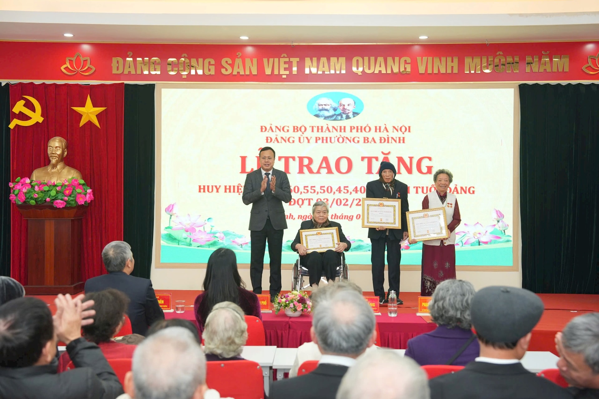 Chủ tịch UBND TP Hà Nội Vũ Đại Thắng trao Huy hiệu 80 năm tuổi Đảng tặng đảng viên lão thành - ảnh 2