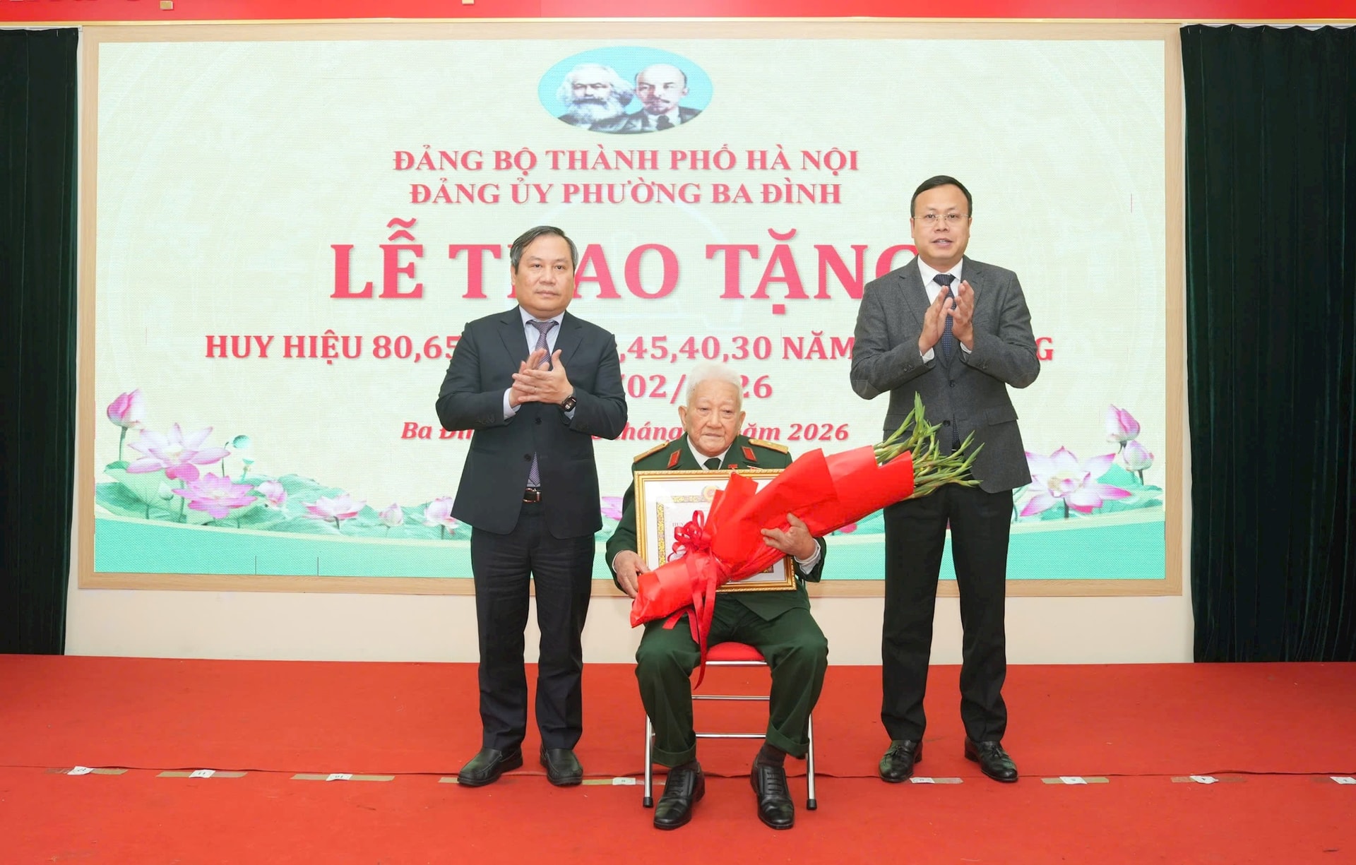 Chủ tịch UBND TP Hà Nội Vũ Đại Thắng trao Huy hiệu 80 năm tuổi Đảng tặng đảng viên lão thành - ảnh 1