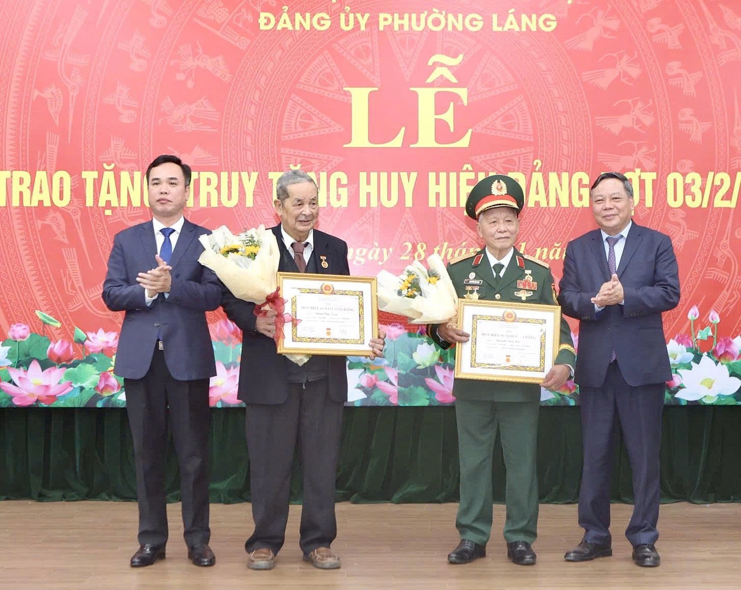 Phó Bí thư Thường trực Thành ủy Hà Nội Nguyễn Văn Phong trao tặng Huy hiệu Đảng tại phường Láng - ảnh 1