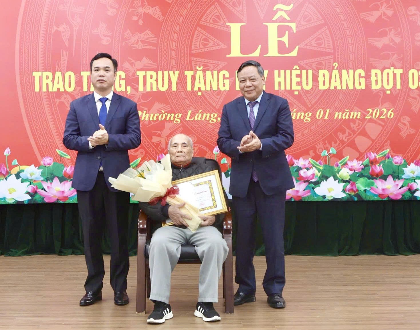 Phó Bí thư Thường trực Thành ủy Hà Nội Nguyễn Văn Phong trao tặng Huy hiệu Đảng tại phường Láng - ảnh 2