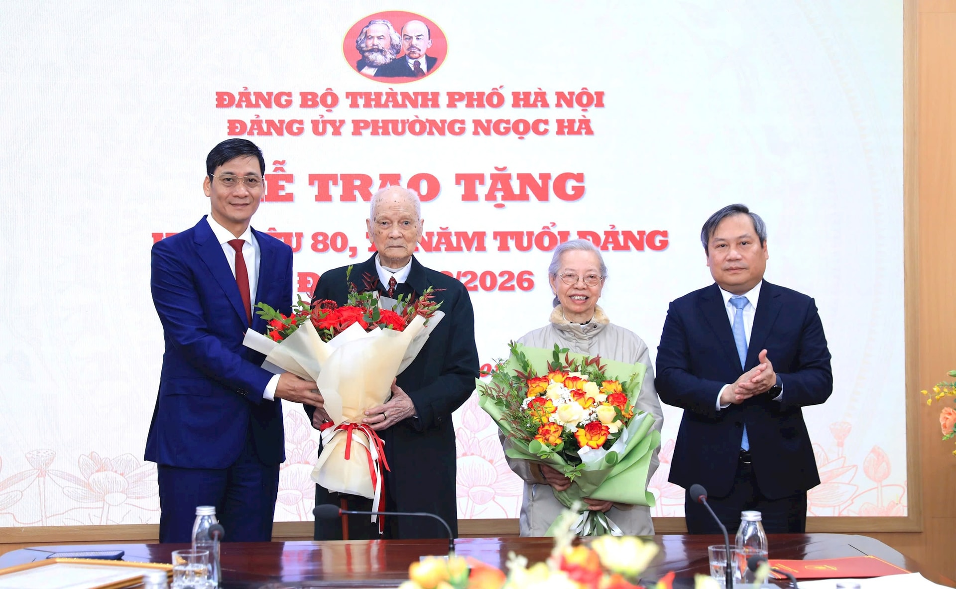 Chủ tịch UBND TP Hà Nội Vũ Đại Thắng trao Huy hiệu Đảng tặng đảng viên lão thành phường Ngọc Hà - ảnh 1