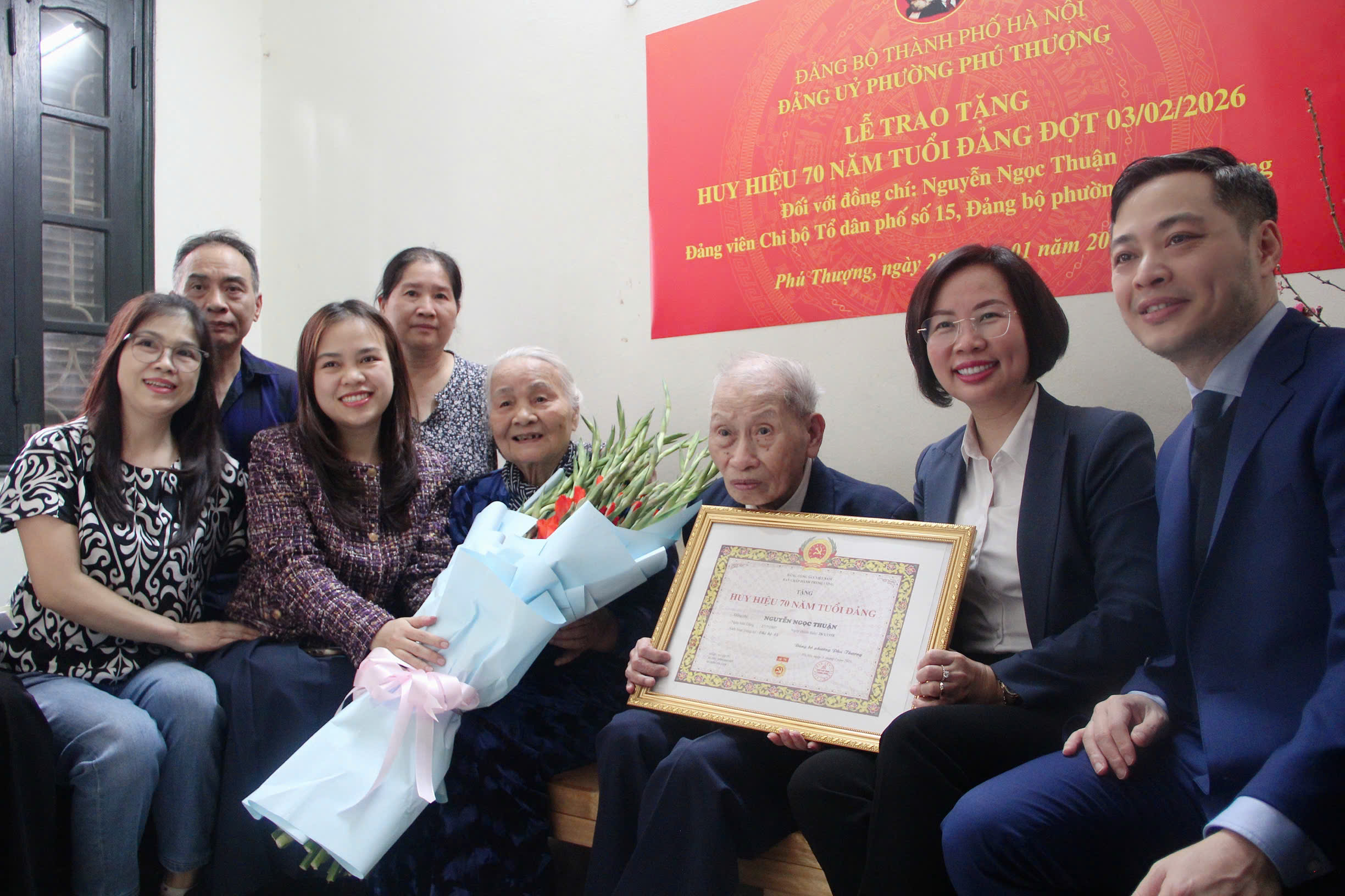 Chủ tịch Ủy ban MTTQ Việt Nam Thành phố Hà Nội trao tặng Huy hiệu 70 năm tuổi Đảng tại phường Phú Thượng - ảnh 3