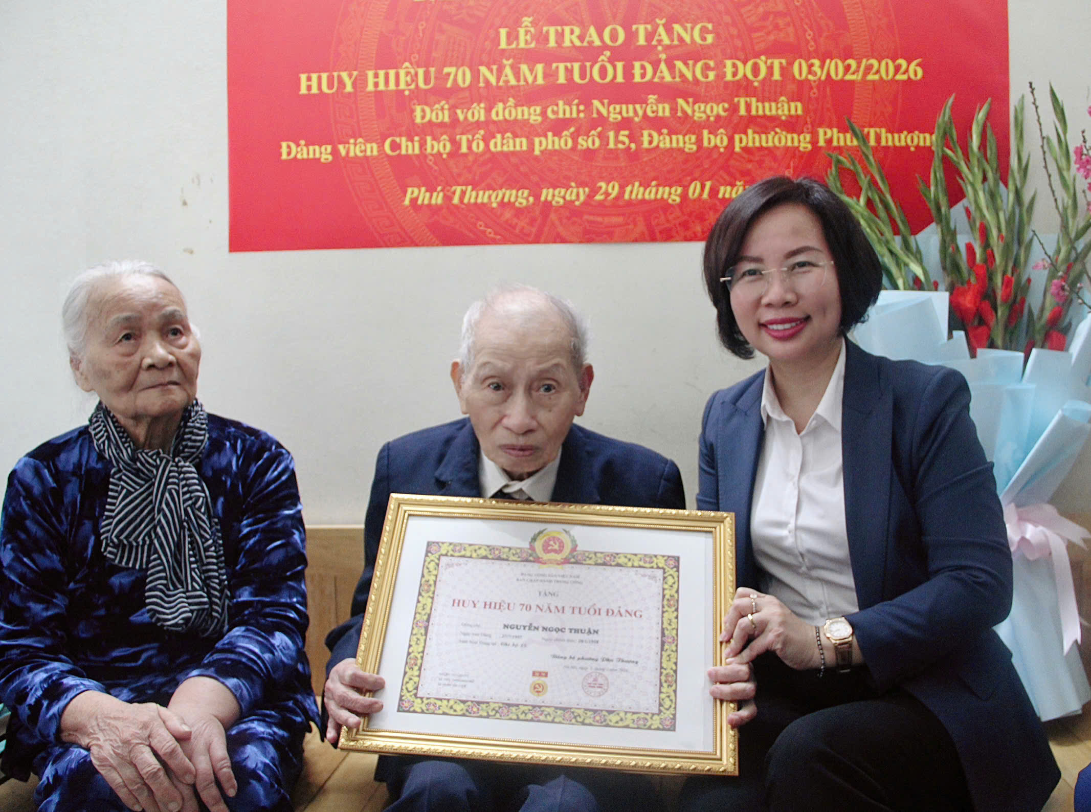 Chủ tịch Ủy ban MTTQ Việt Nam Thành phố Hà Nội trao tặng Huy hiệu 70 năm tuổi Đảng tại phường Phú Thượng - ảnh 4