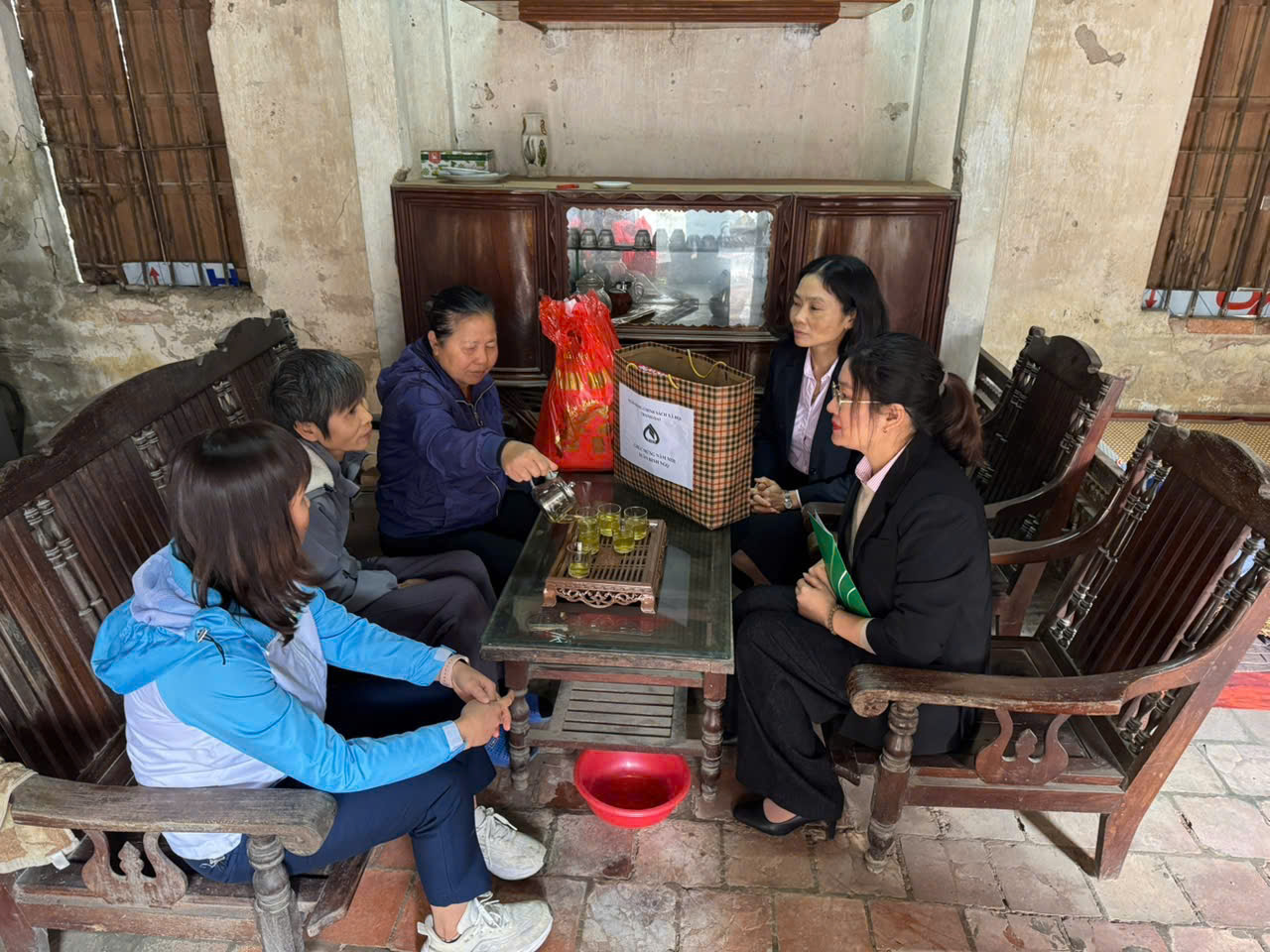 Hội LHPN xã Dân Hoà tổ chức thăm hỏi, động viên và trao tặng quà Tết cho các gia đình có hoàn cảnh đặc biệt khó khăn - ảnh 1