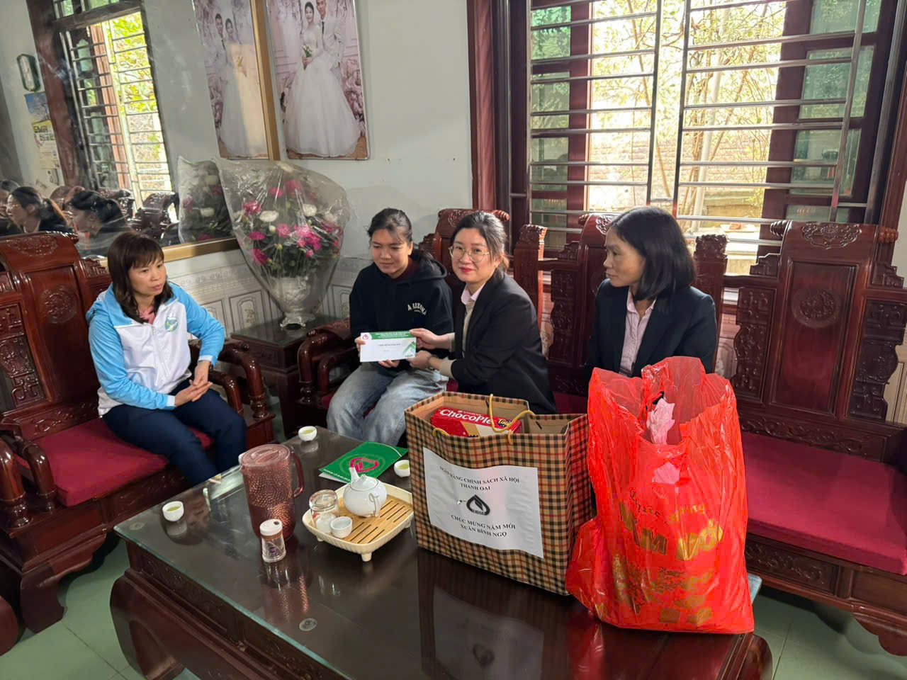 Hội LHPN xã Dân Hoà tổ chức thăm hỏi, động viên và trao tặng quà Tết cho các gia đình có hoàn cảnh đặc biệt khó khăn - ảnh 2