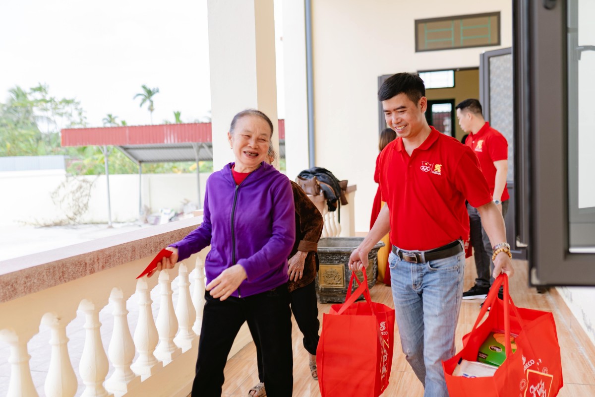 “‘Chung vị Tết Việt” lan tỏa yêu thương đến hộ gia đình khó khăn ở Hải Phòng, Quảng Trị - ảnh 2