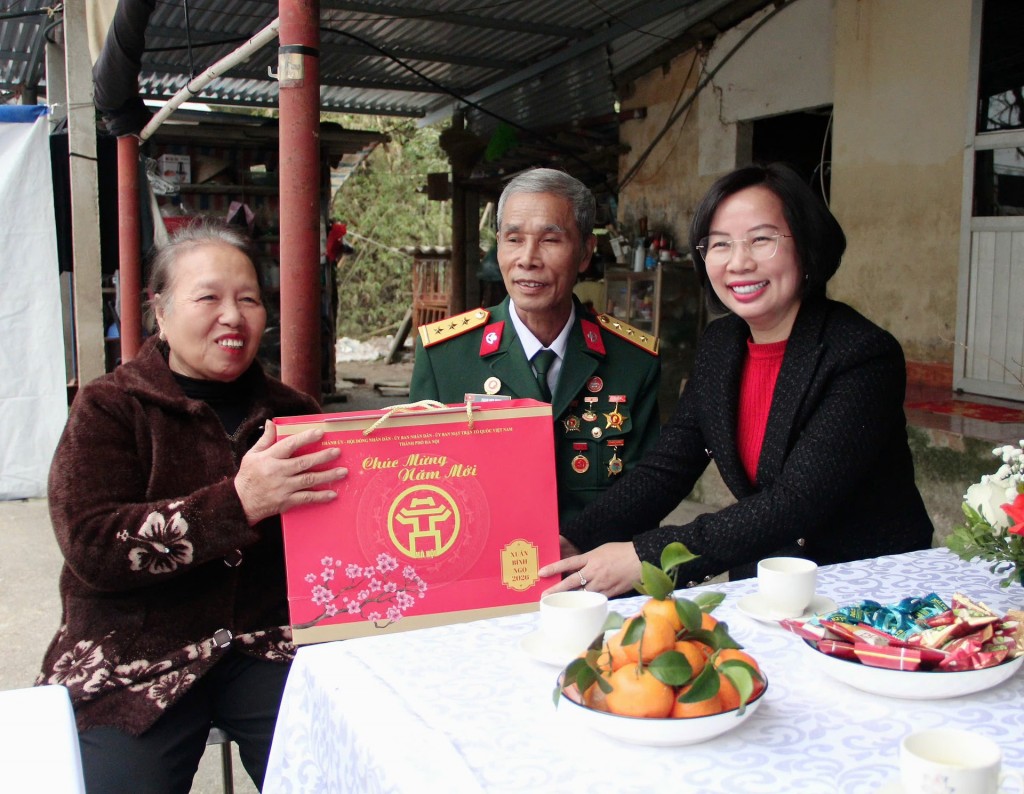 Chủ tịch Ủy ban MTTQ TP Hà Nội thăm, tặng quà người có công - ảnh 1