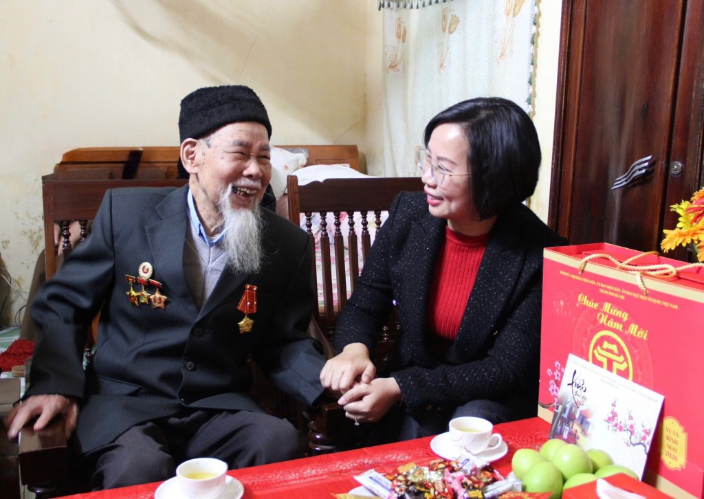 Chủ tịch Ủy ban MTTQ TP Hà Nội thăm, tặng quà người có công - ảnh 3