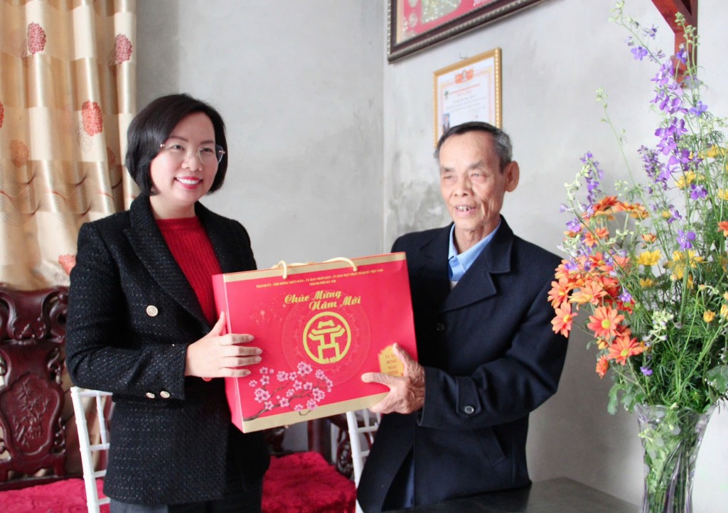 Chủ tịch Ủy ban MTTQ TP Hà Nội thăm, tặng quà người có công - ảnh 2