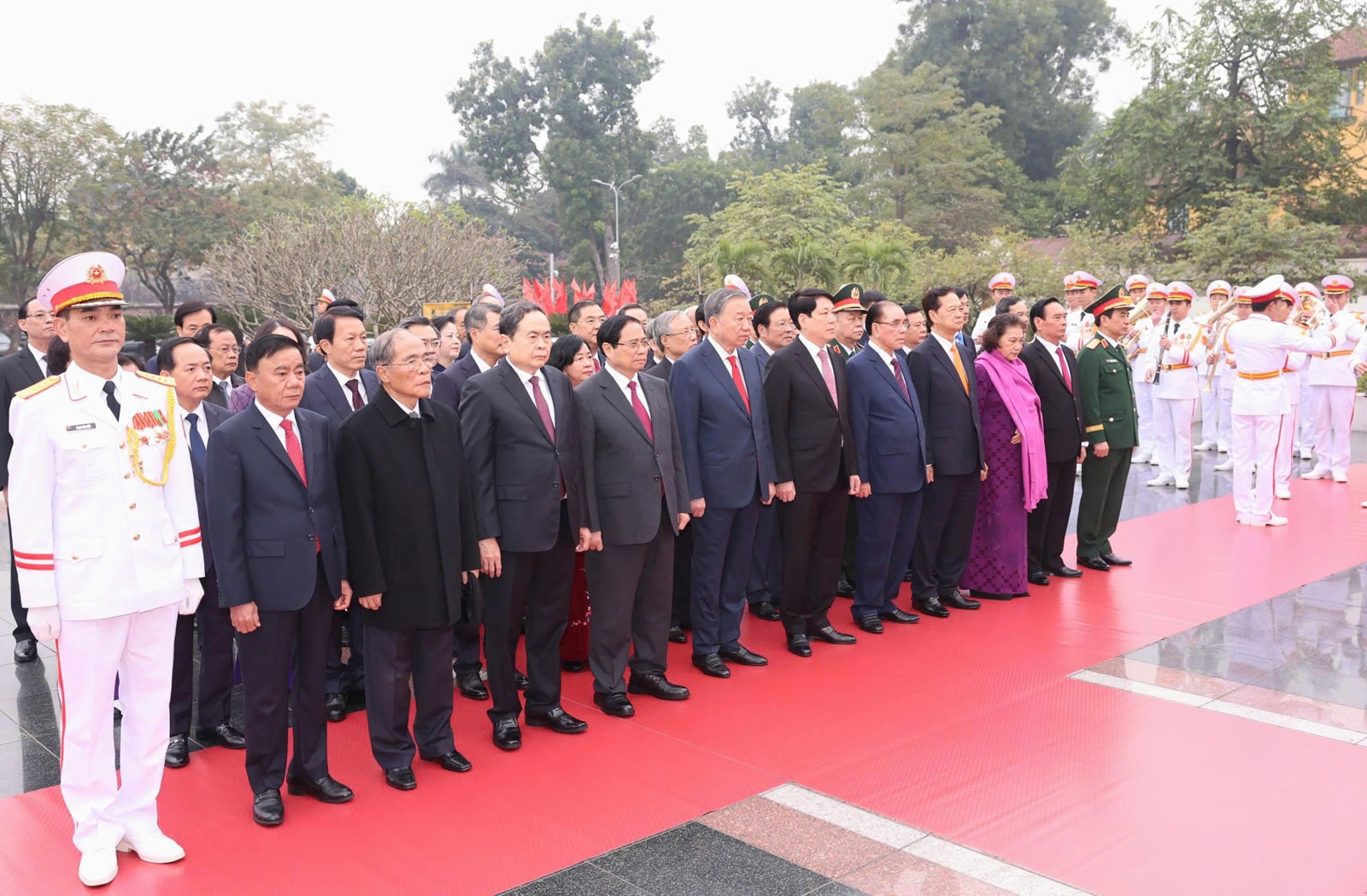 Lãnh đạo Đảng, Nhà nước và TP Hà Nội vào Lăng viếng Chủ tịch Hồ Chí Minh - ảnh 2