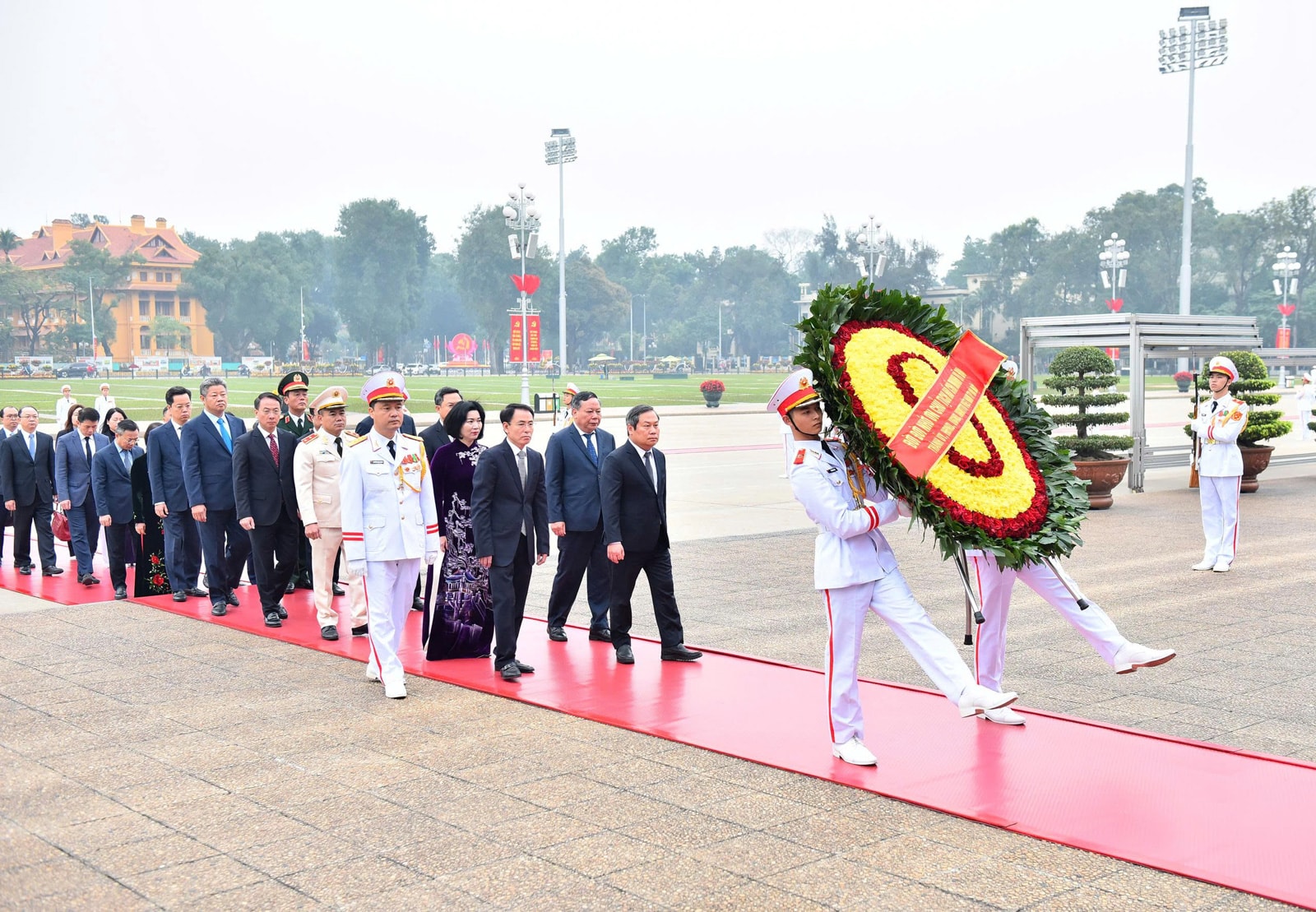 Lãnh đạo Đảng, Nhà nước và TP Hà Nội vào Lăng viếng Chủ tịch Hồ Chí Minh - ảnh 3