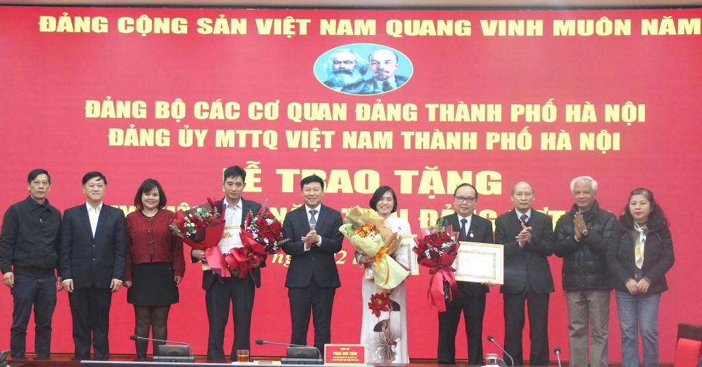 Đảng bộ MTTQ Việt Nam TP Hà Nội trao Huy hiệu Đảng đợt 3/2 - ảnh 1