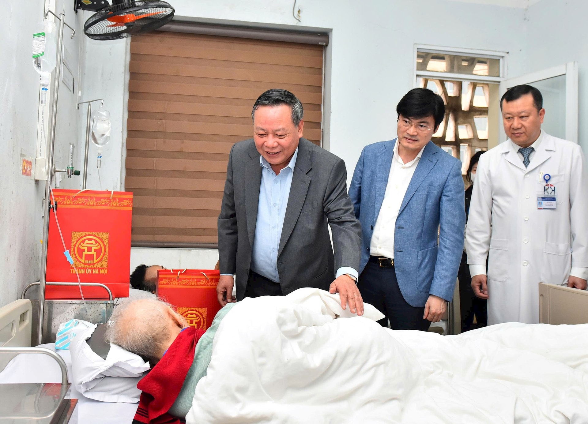 Phó Bí thư Thường trực Thành ủy Nguyễn Văn Phong thăm, tặng quà Bệnh viện Ung Bướu Hà Nội - ảnh 2