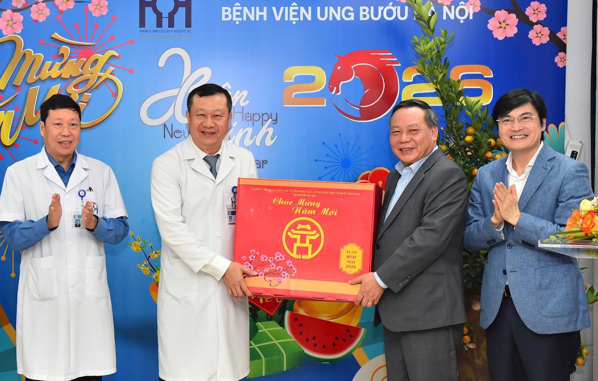 Phó Bí thư Thường trực Thành ủy Nguyễn Văn Phong thăm, tặng quà Bệnh viện Ung Bướu Hà Nội - ảnh 1