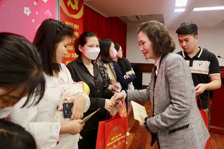 Phường Dương Nội trao gửi yêu thương đến các bệnh nhi nhân dịp Tết Bính Ngọ  ​ - ảnh 1