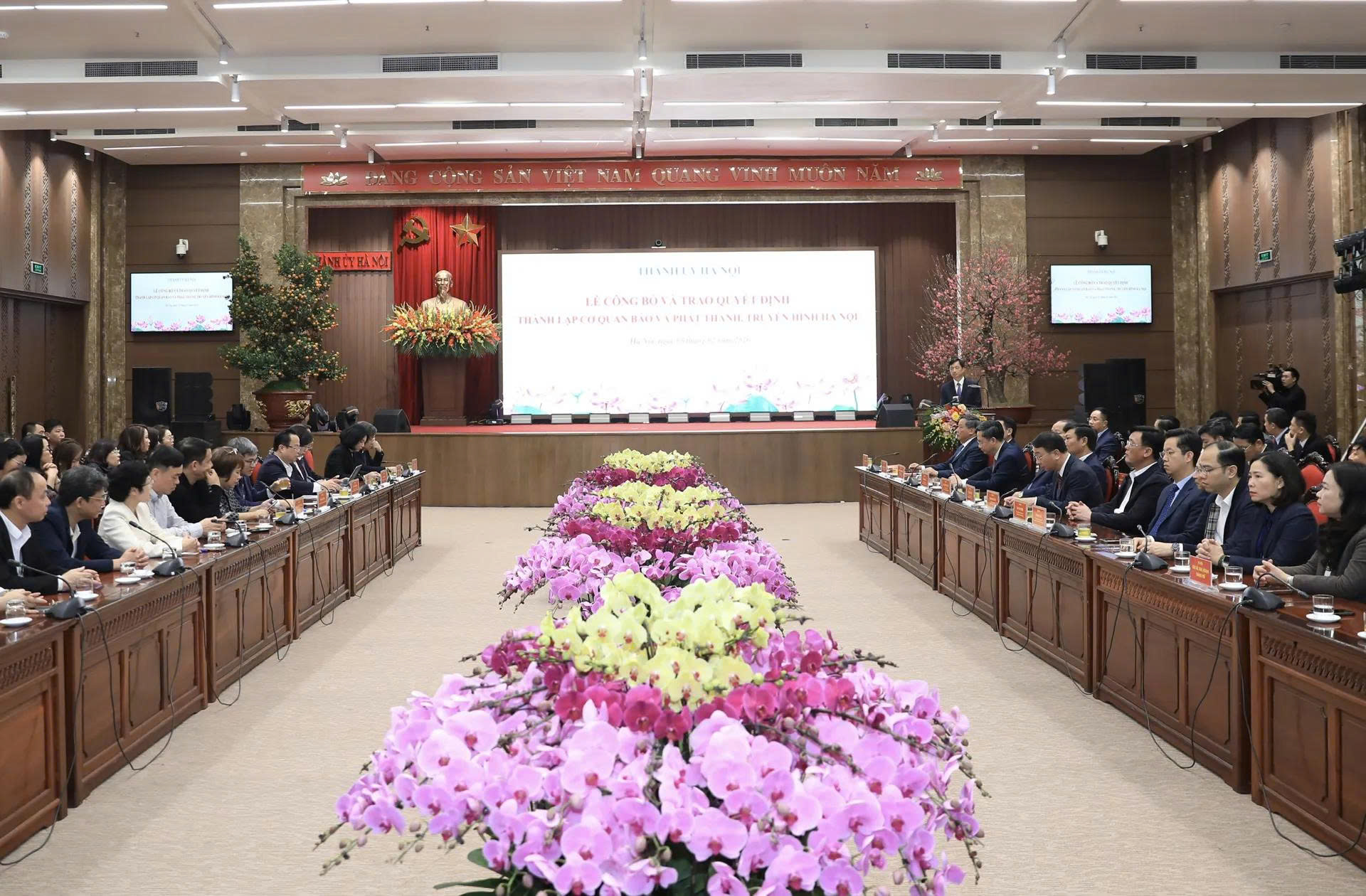 Công bố và trao Quyết định thành lập cơ quan Báo và phát thanh, truyền hình Hà Nội - ảnh 1