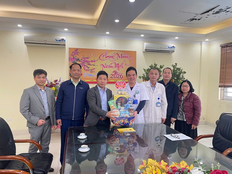 Lãnh đạo xã Thanh Oai thăm, chúc Tết, động viên và trao quà tới các cơ quan, đơn vị thực hiện nhiệm vụ trực xuyên Tết  ​ - ảnh 1