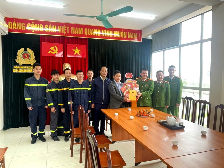 Lãnh đạo xã Thanh Oai thăm, chúc Tết, động viên và trao quà tới các cơ quan, đơn vị thực hiện nhiệm vụ trực xuyên Tết  ​ - ảnh 2