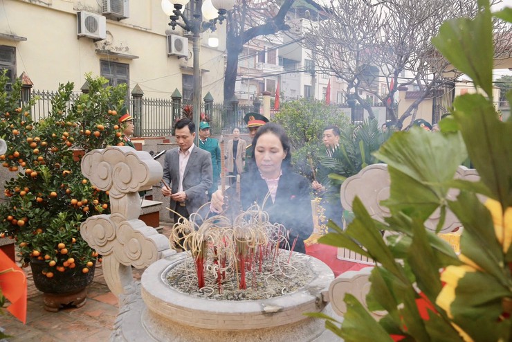 Phường Dương Nội viếng Nghĩa trang liệt sỹ nhân dịp Tết Nguyên đán Bính Ngọ - ảnh 4
