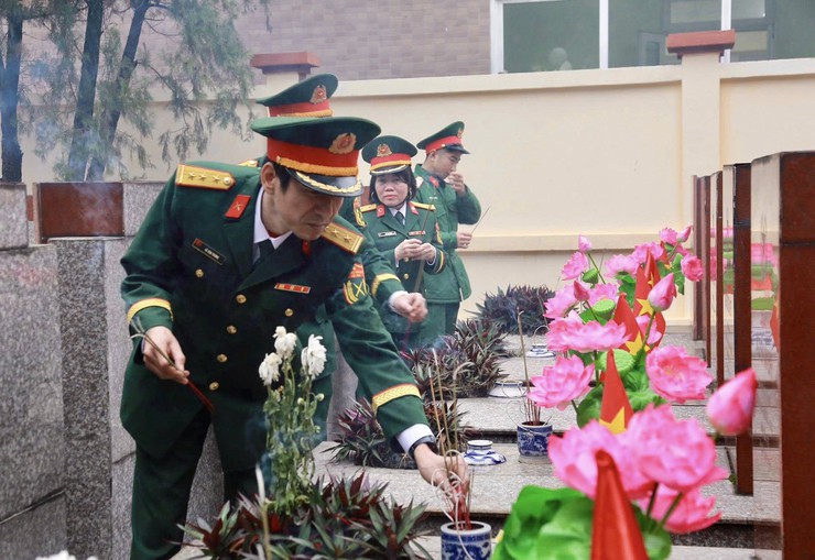 Phường Dương Nội viếng Nghĩa trang liệt sỹ nhân dịp Tết Nguyên đán Bính Ngọ - ảnh 2