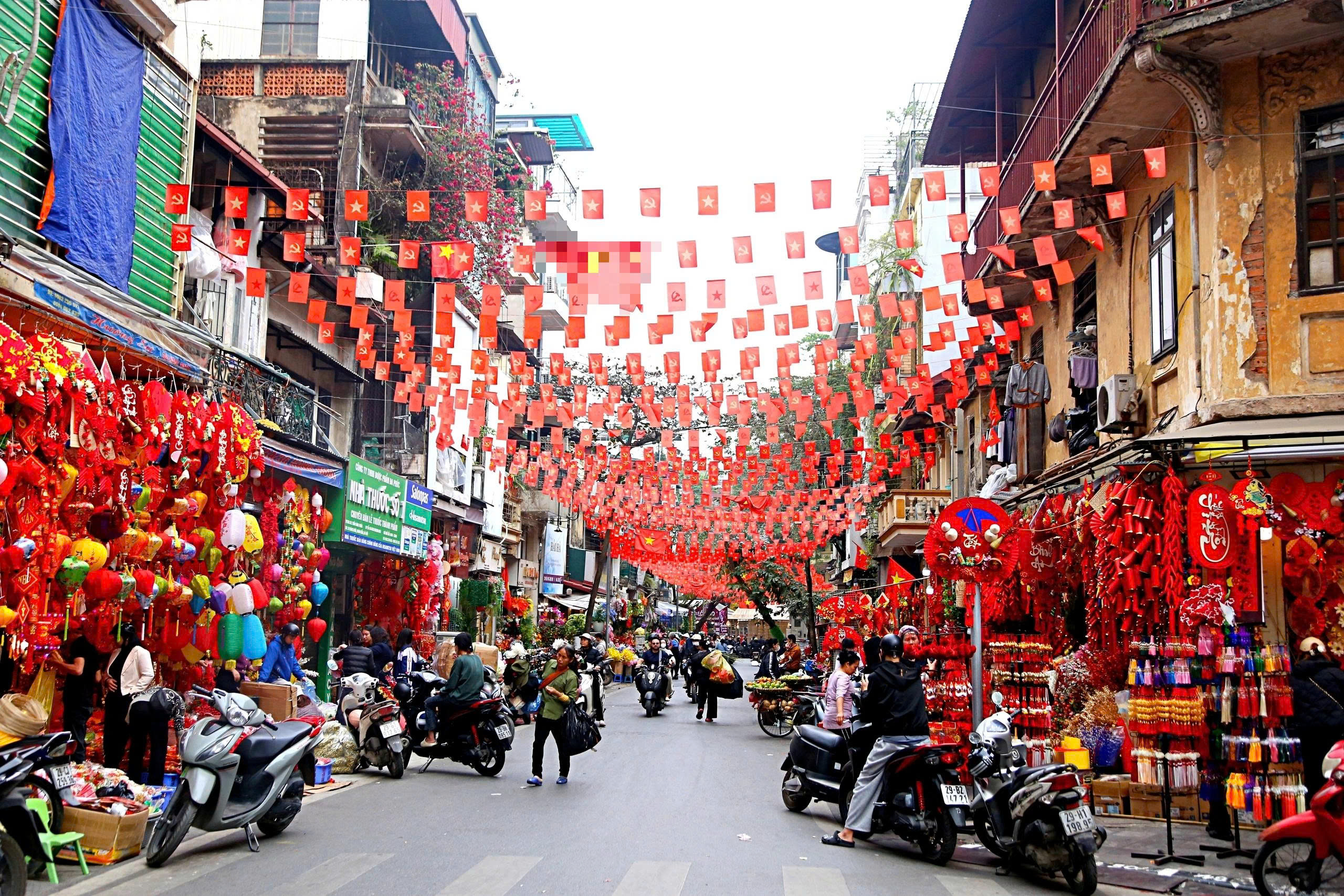 Hà Nội: Treo cờ Tổ quốc chào mừng Tết Nguyên đán Bính Ngọ - ảnh 1