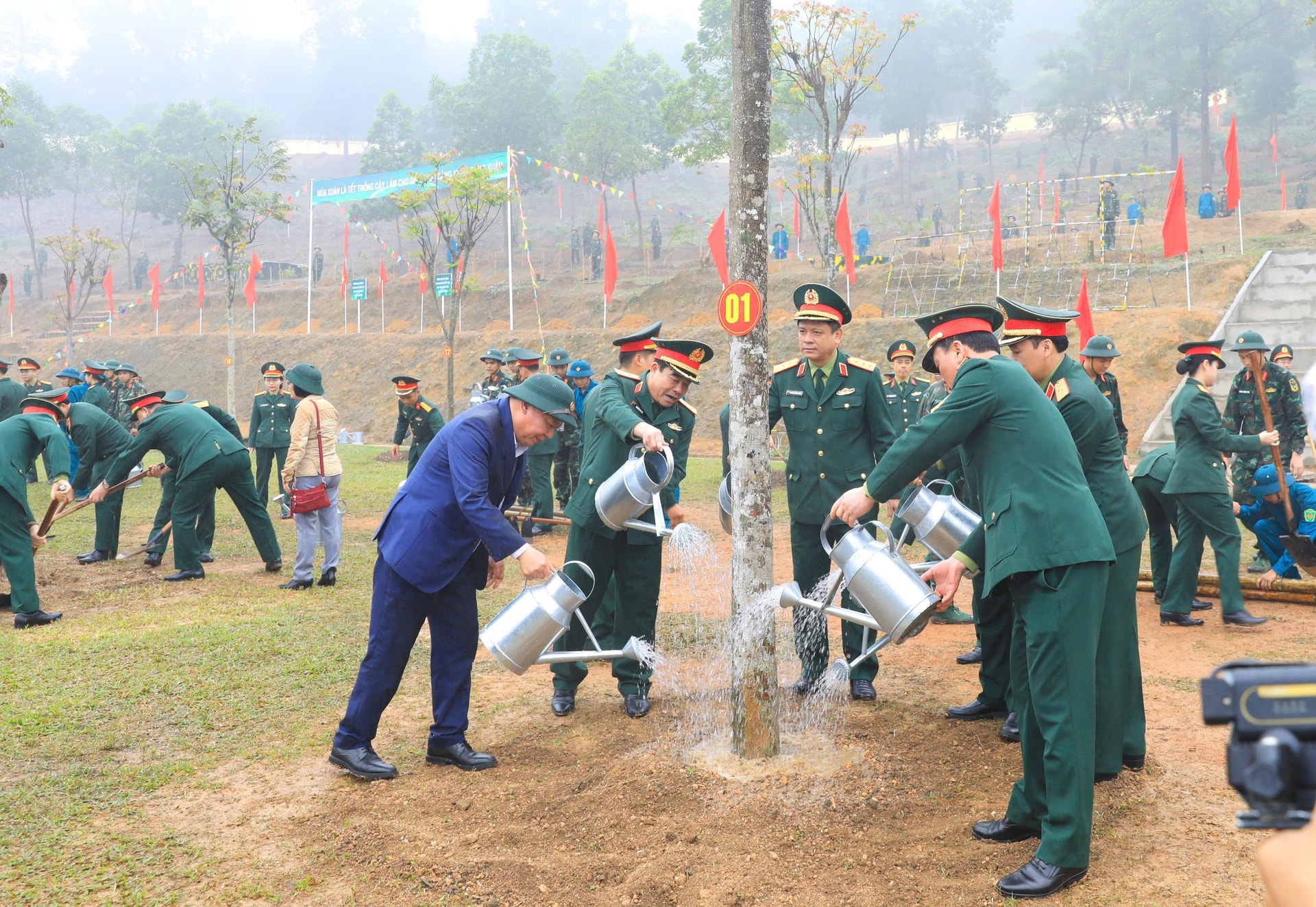 Hà Nội quyết tâm để qua mỗi mùa xuân, màu xanh lại đậm thêm; để mỗi thế hệ lớn lên được hít thở bầu không khí trong lành hơn - ảnh 2