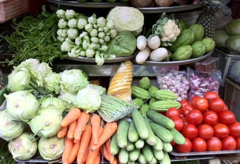 Hà Nội: Giá hoa tươi, rau củ, thịt cá tăng 15 – 30% so với ngày thường - ảnh 1