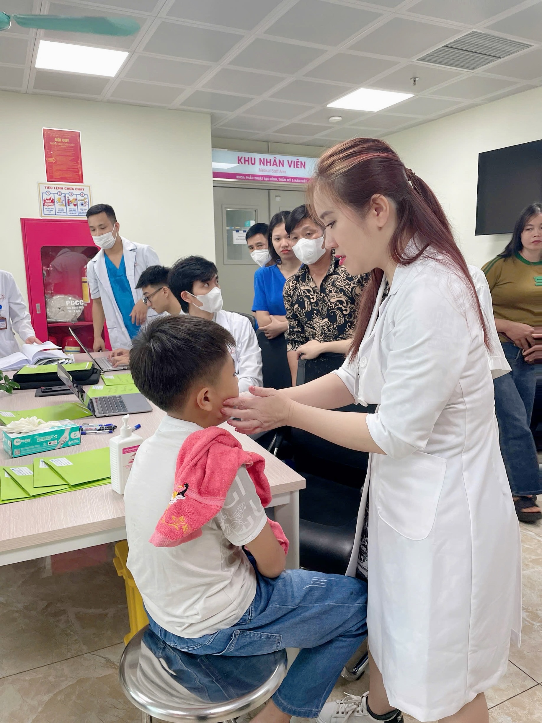 Chuyện kể về nữ bác sĩ có “đôi bàn tay vàng” trong ngành phẫu thuật hàm mặt và tạo hình vi phẫu - ảnh 4