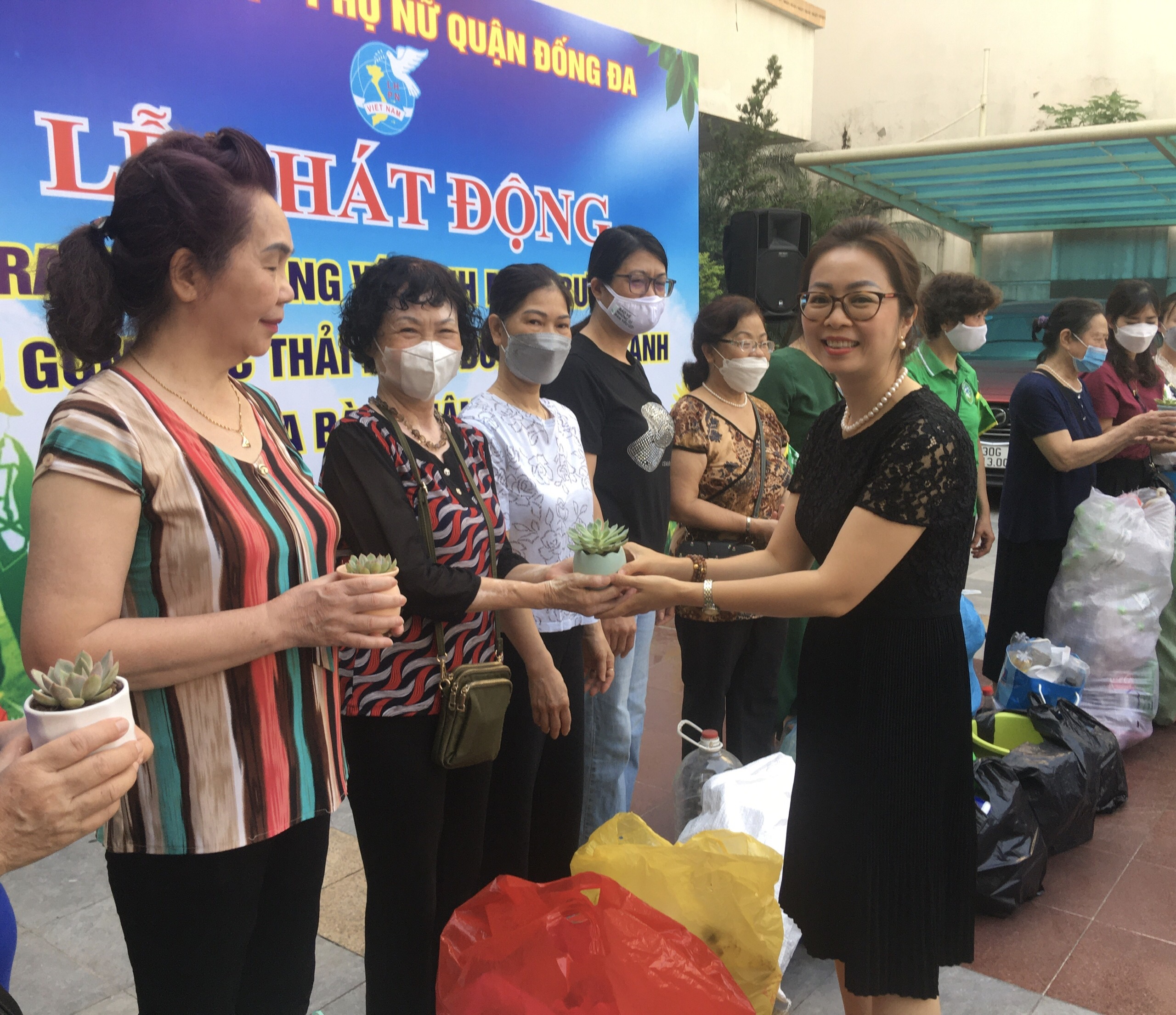 Phụ nữ Đống Đa tổng vệ sinh môi trường, đổi rác thải nhựa lấy cây xanh - ảnh 2