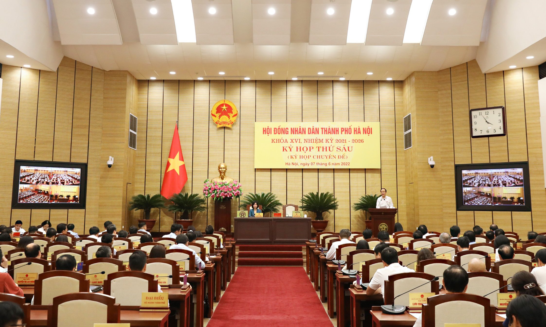 Bãi nhiệm chức Chủ tịch UBND TP Hà Nội và đại biểu HĐND TP với ông Chu Ngọc Anh - ảnh 1