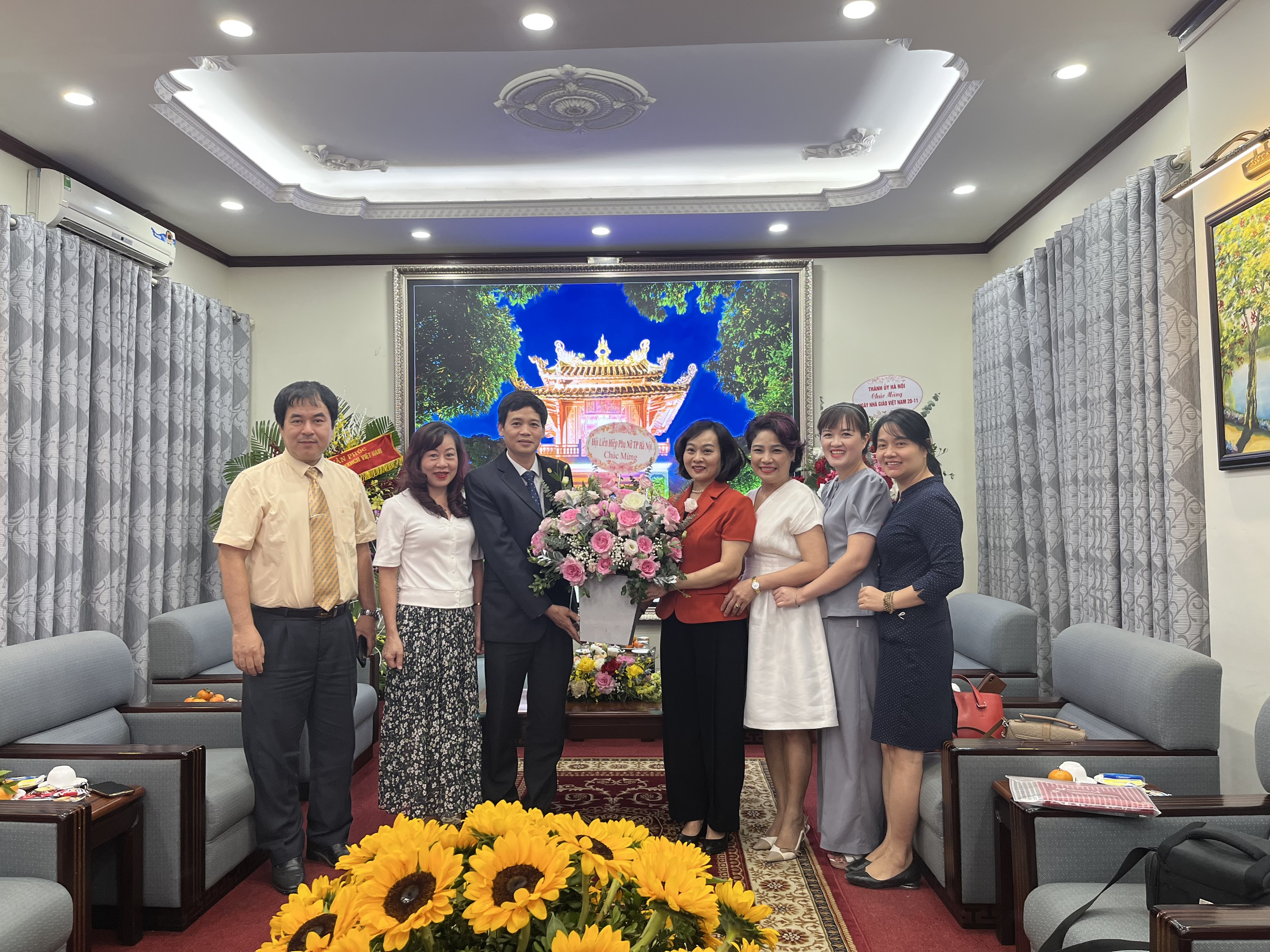 Hội LHPN Hà Nội, báo Phụ nữ Thủ đô chúc mừng Ngày Nhà giáo Việt Nam - ảnh 2