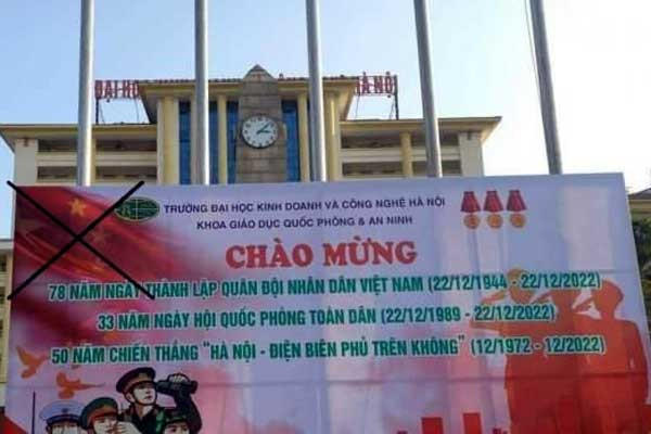 Tạm đình chỉ công tác 2 cán bộ in pano có hình quốc kỳ nước ngoài không phù hợp - ảnh 1