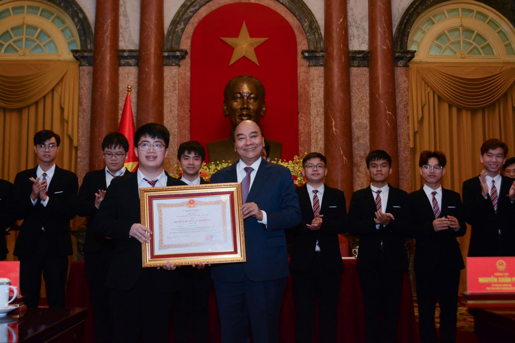 Chủ tịch nước gặp mặt, biểu dương học sinh đoạt giải Olympic và KHKT quốc tế năm 2022 - ảnh 2