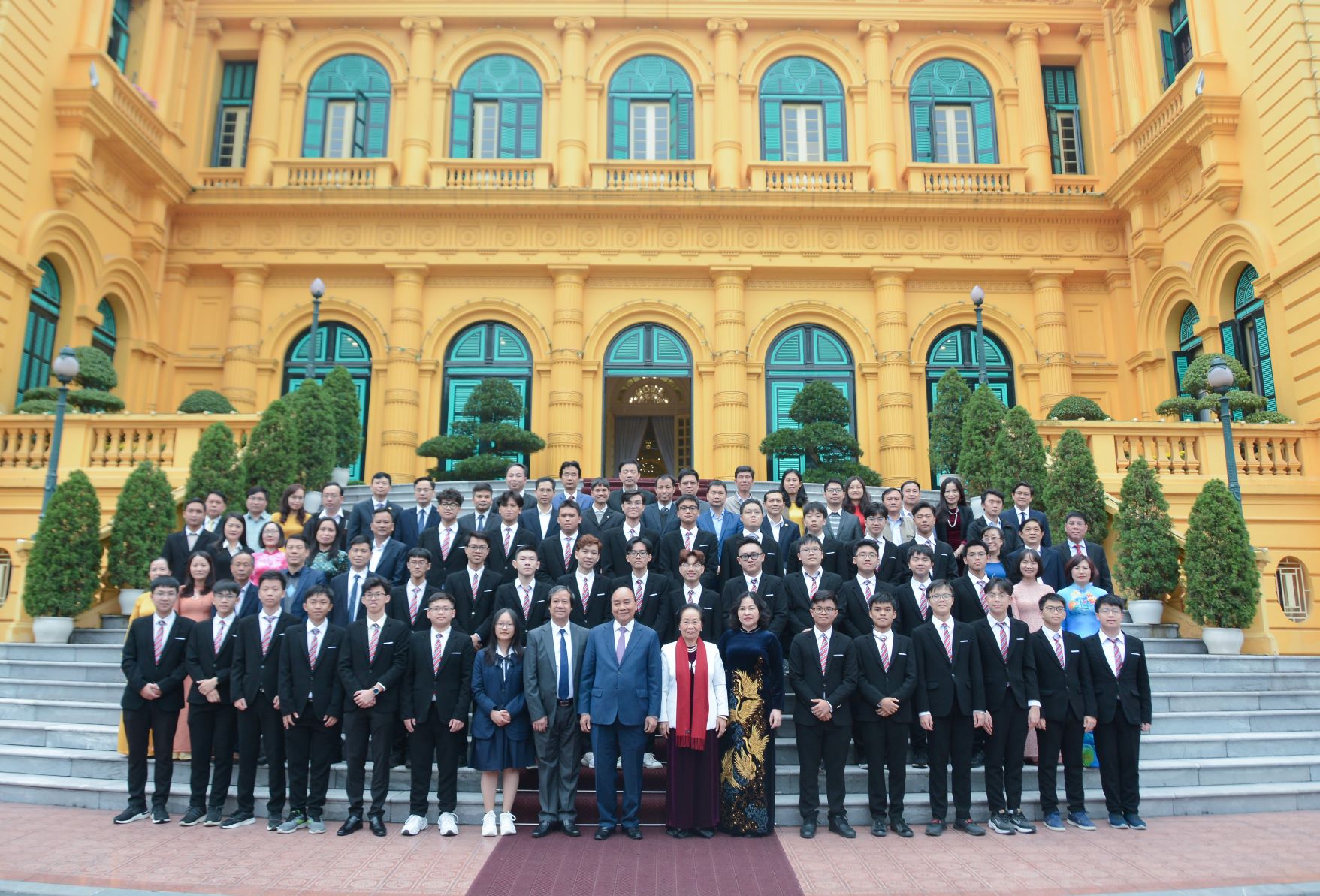 Chủ tịch nước gặp mặt, biểu dương học sinh đoạt giải Olympic và KHKT quốc tế năm 2022 - ảnh 3