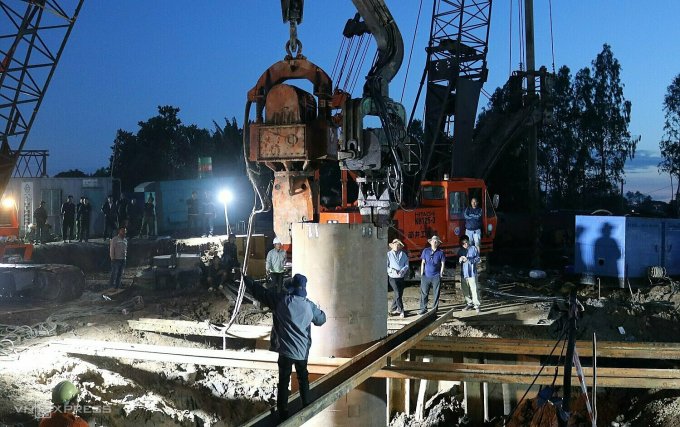 Vụ giải cứu cháu bé 10 tuổi: Lực lượng cứu hộ làm xuyên đêm, đang nỗ lực nhổ trụ bê tông - ảnh 1