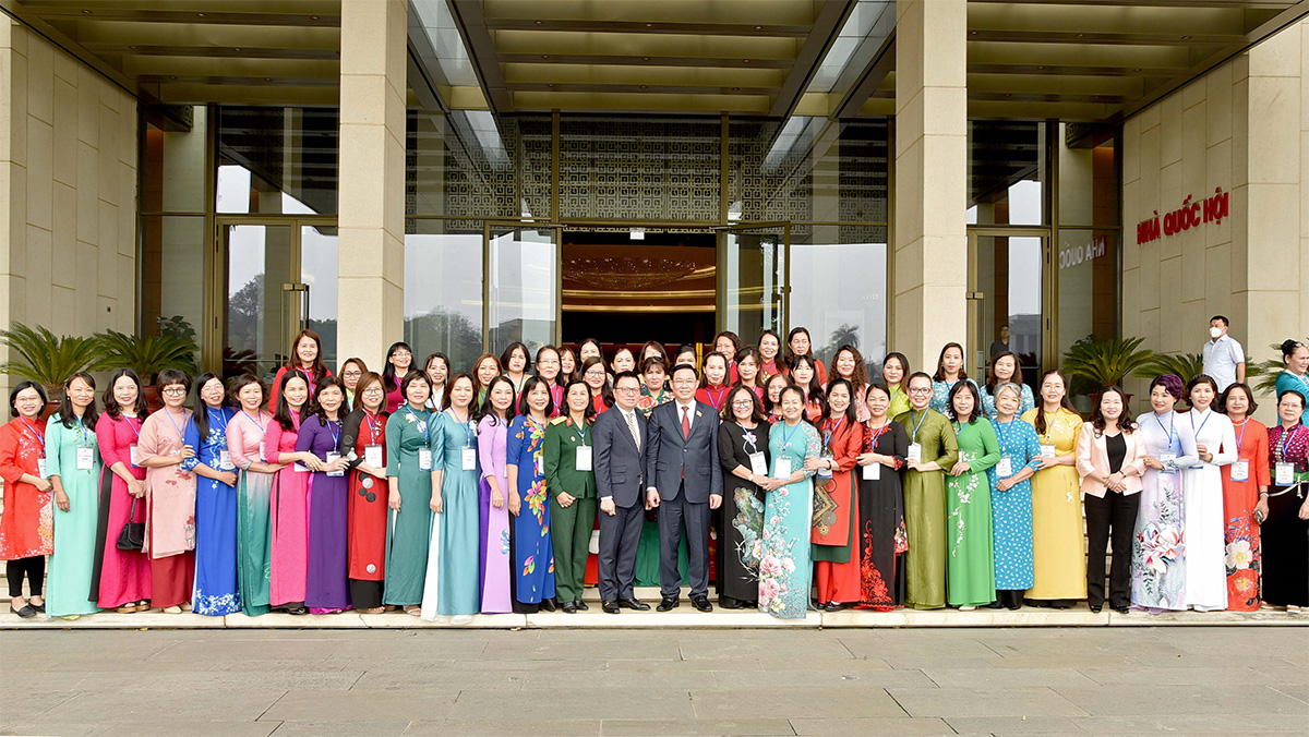 Chủ tịch Quốc hội Vương Đình Huệ: "Nhà báo nữ Việt Nam ví như những bông lau làm bằng thép!" - ảnh 11