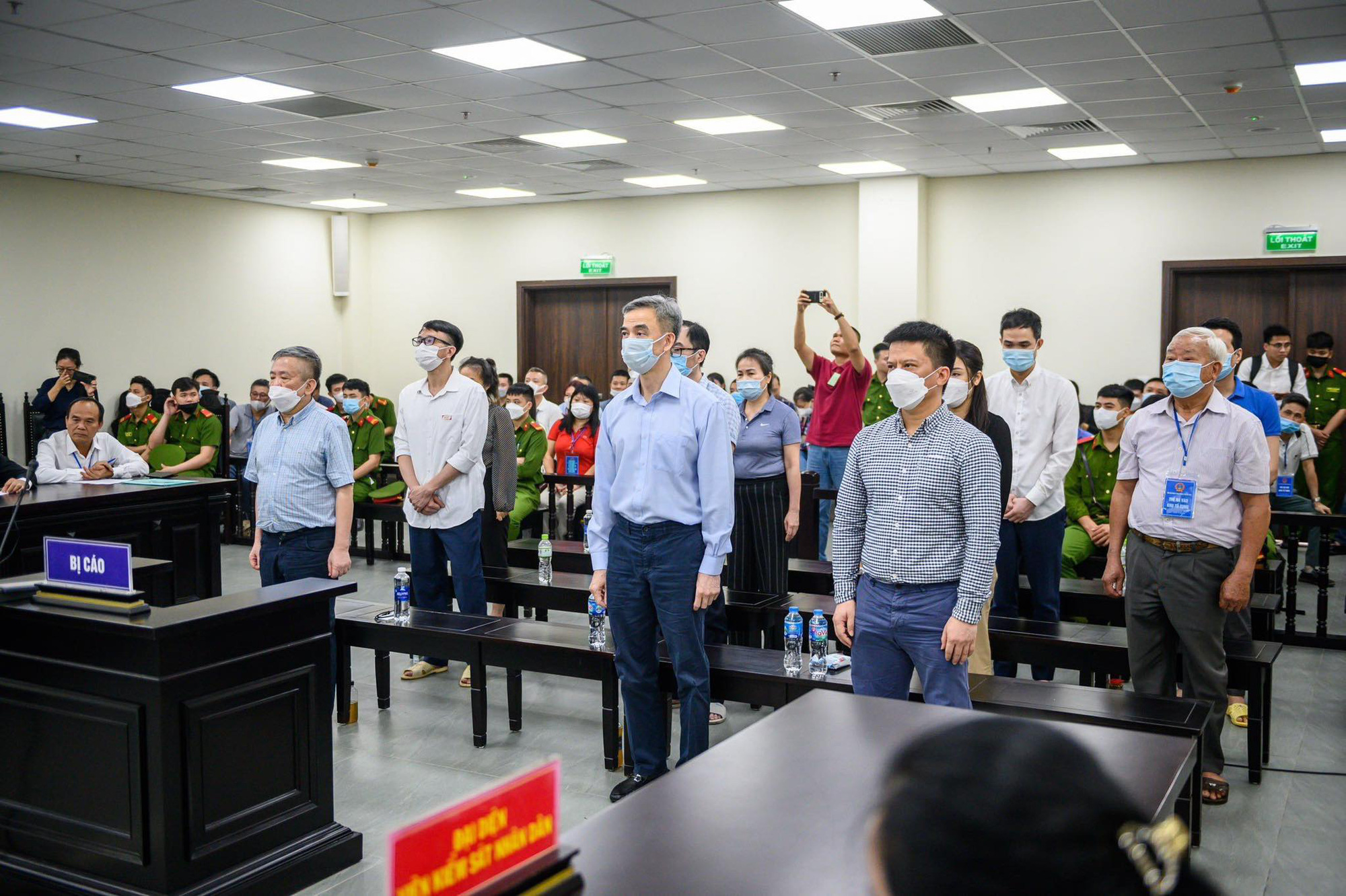 Cựu giám đốc bệnh viện Tim Hà Nội Nguyễn Quang Tuấn bị tuyên phạt 3 năm tù, nhưng không bị cấm hành nghề - ảnh 1
