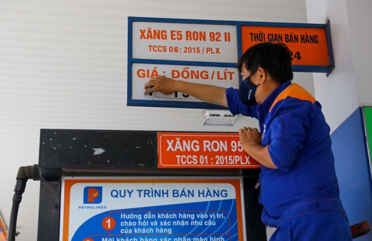 Giá xăng tiếp tục giảm mạnh - ảnh 1