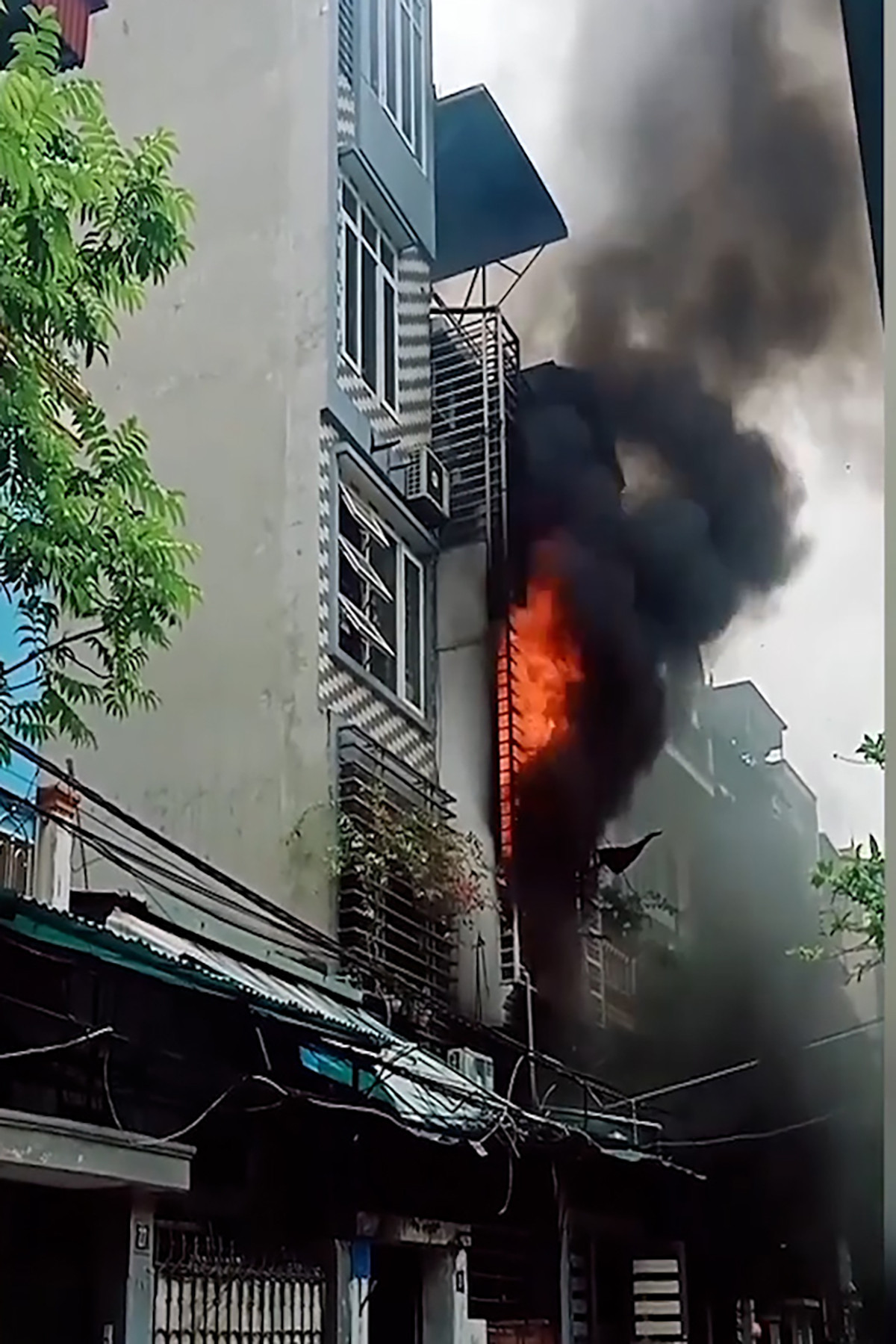 Phó Thủ tướng yêu cầu thăm hỏi, hỗ trợ gia đình người bị nạn trong vụ cháy tại Hà Đông, Hà Nội - ảnh 1