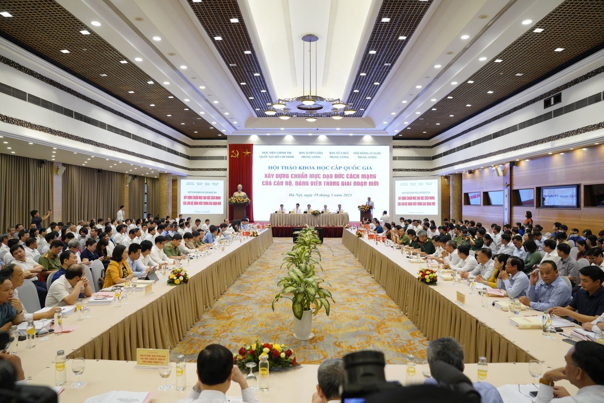 Xây dựng chuẩn mực đạo đức cách mạng của cán bộ, đảng viên trong giai đoạn mới - ảnh 1