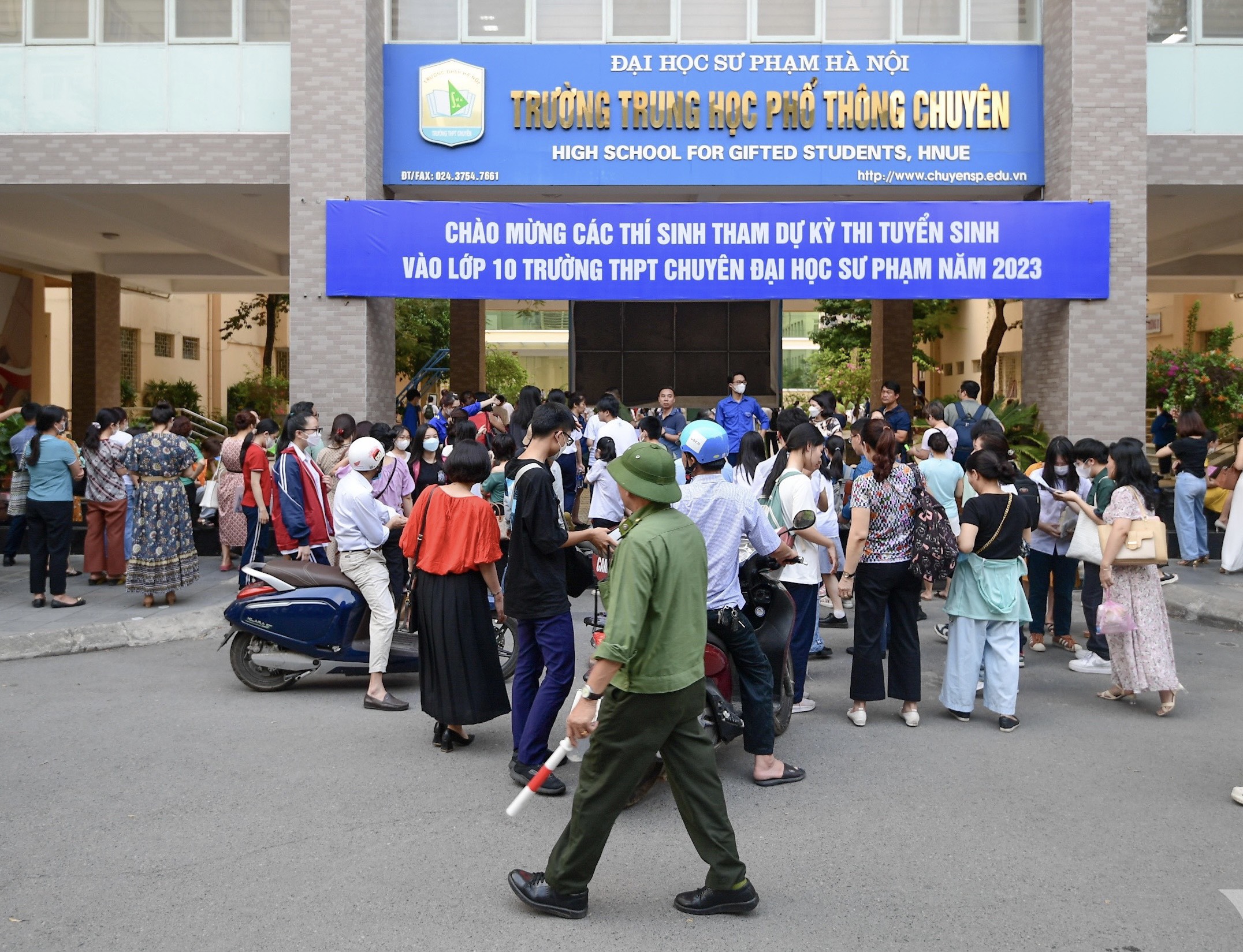 khoảng 6.000 thí sinh tham dự kỳ thi vào lớp 10 Trường THPT Chuyên ĐH Sư phạm Hà Nội - ảnh 1